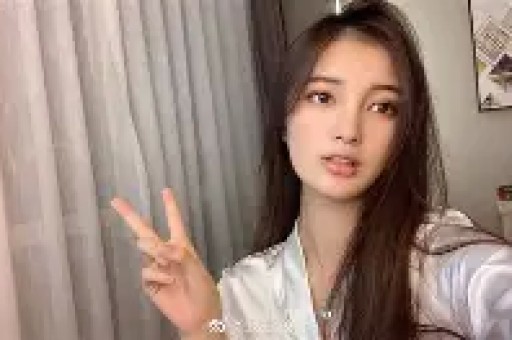 许戈辉现状：57岁染紫发满脸憔悴富豪老公不在女儿也独居国外